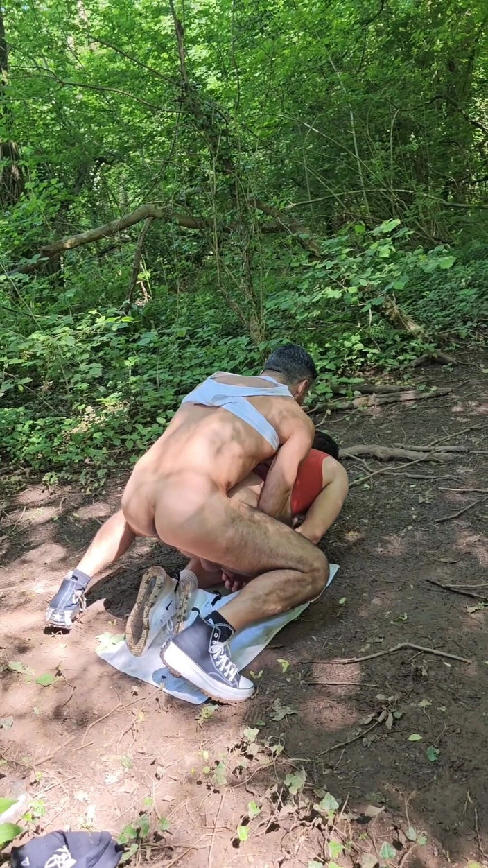 gaynaughtywelsh: クソホットなイタリアの継父の森のクルージングベアバック