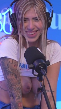 Beter dan haar speelgoed! Mollysmith spuit over de sybian-machine op de podcast van Juan Bustos