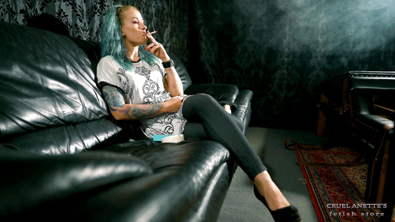 Cruel Anettes fetish world: 当烟雾弥漫房间时 4K