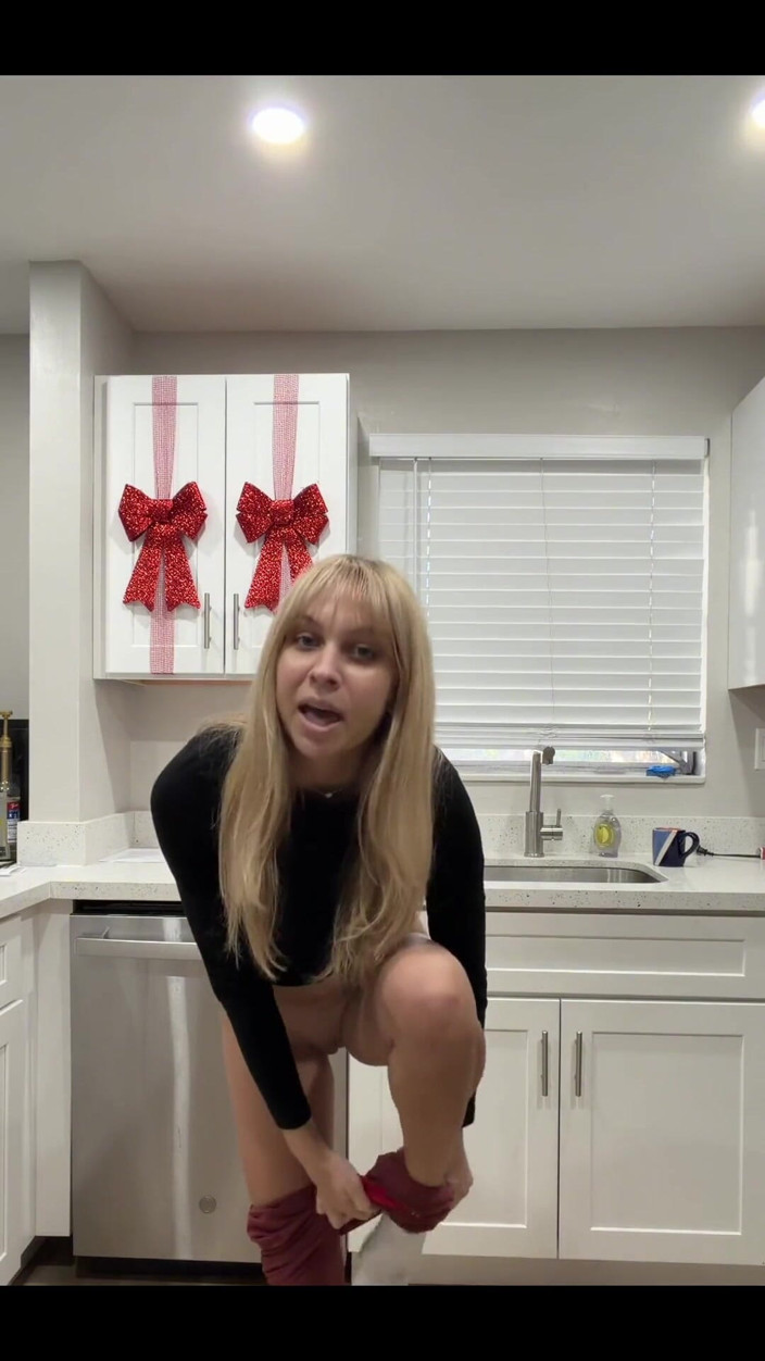 Tiffstreatsxoxo: Peeing in an Empty Alfredo Sauce Jar!! Making a Mess...