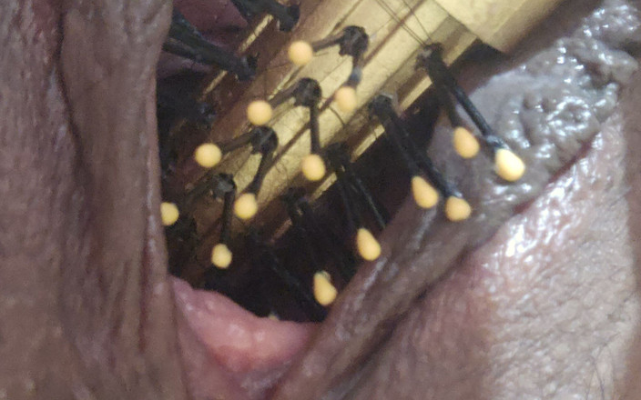 Anaa2024: Memek cewek ini dihabisin sama bristles sampai matanya merem melek