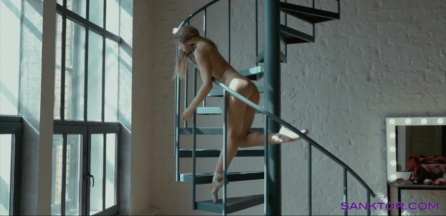 SANKTOR: Ballerina classica nuda . Arte video erotico.