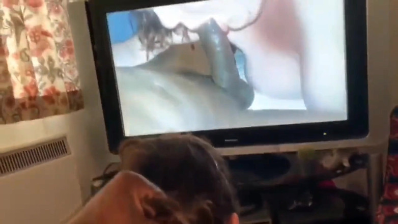 Real homemade BBW BBC porn: Cowok kulit hitam kontol besar dientot gaya doggy sambil pakai...