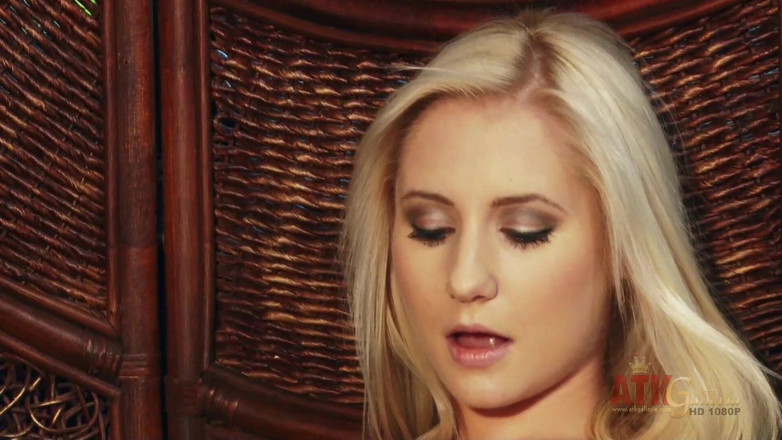 ATKIngdom: Odette Delacroix masturbiert verführerisch zwischen einigen kissen