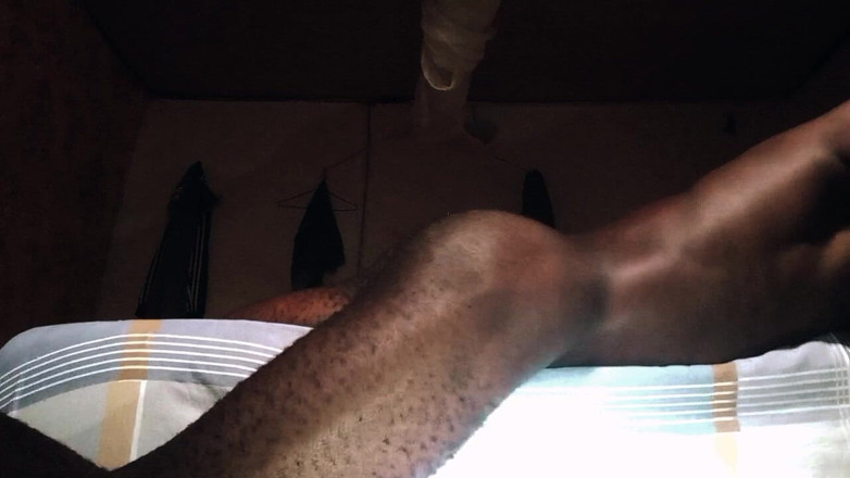 PrincAuthentic: Saltare innocentemente mentre squirta sul letto finisce per sborrare e...
