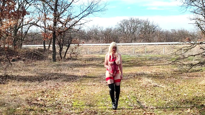 Za Za: Malá děvka si svléká svou červenou kombinézu na dálnici, část 1