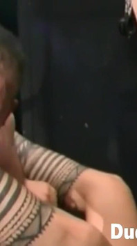 Pobres prisioneros sexuales gay completamente gangbanged