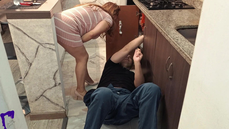 AlinaVelvet: Bini miang menggoda tukang baiki dapur dan dikongkek cepat sebelum...