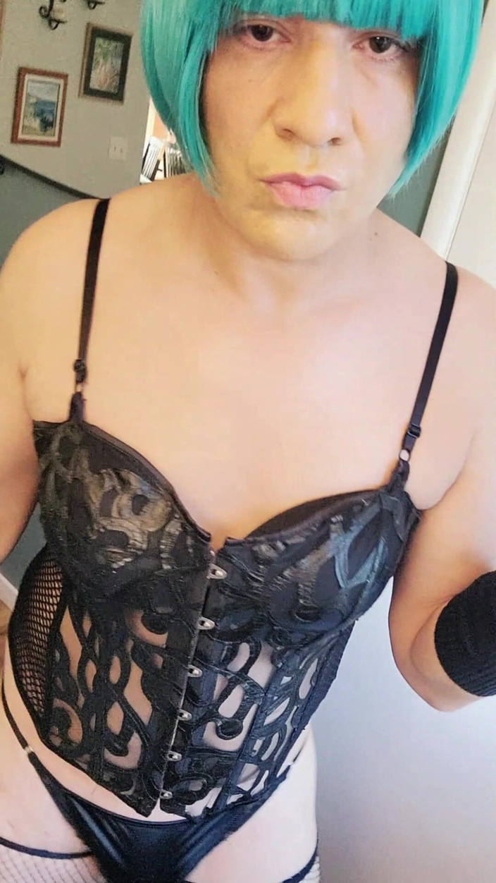 kandiKane: Caliente y sexy con puta mariquita Kandi en su corsé...