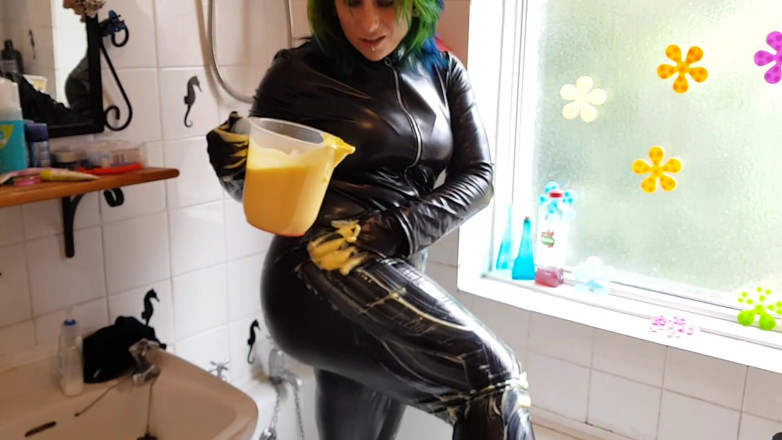 Tattooed Milfy Mama: Macacão molhado e bagunçado