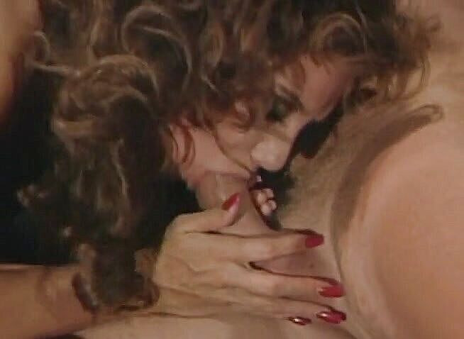 Hooters Entertainment: Грудаста мачуха бере член і страпон у свої дірки