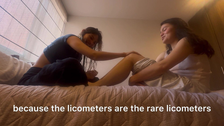 scarlettandc: Mengurut dan menggelitik kaki hamba saya