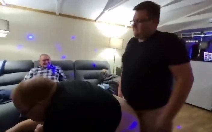 brummieboi89: おじいちゃんは義理の息子をコントロールしながらパパとセックスする