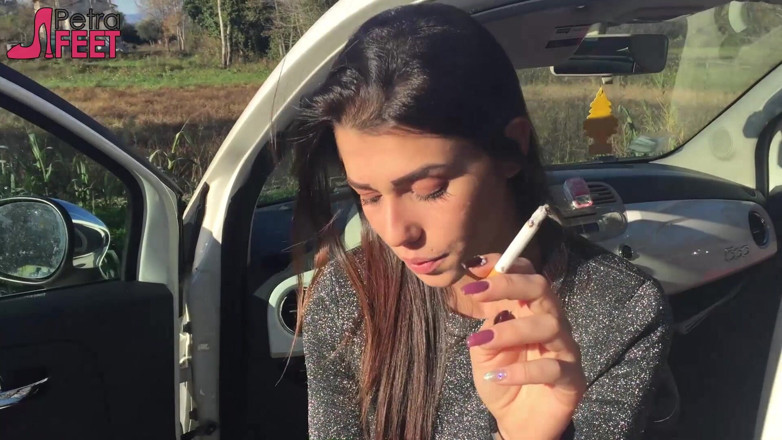 Smokin Fetish: Gorgeous babe smokes a cigar outdoors