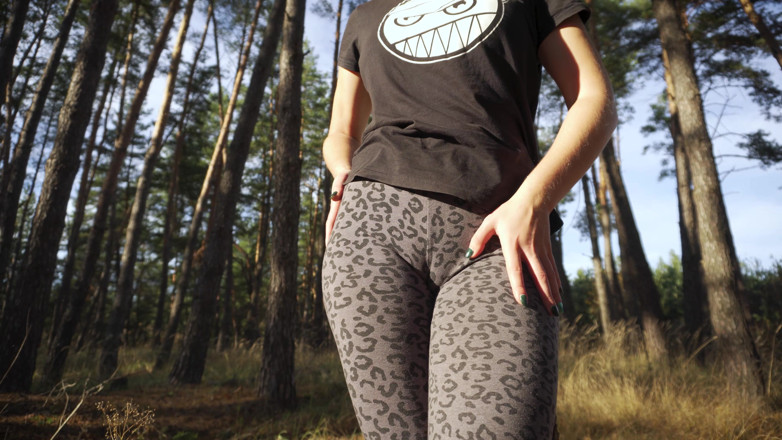 Teasecombo 4K: Dziewczyna dokucza Jej Wielkie Cameltoe w leginsach Leopard na zewnątrz