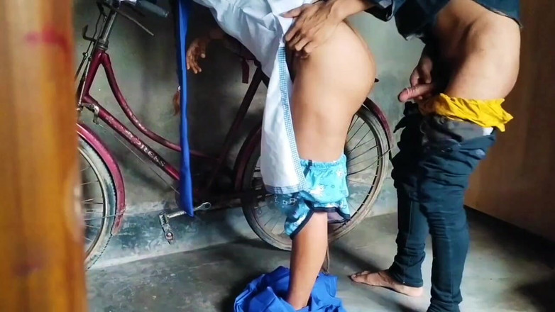 Fantacycutting: Une étudiante indienne se fait baiser par son jeune prof