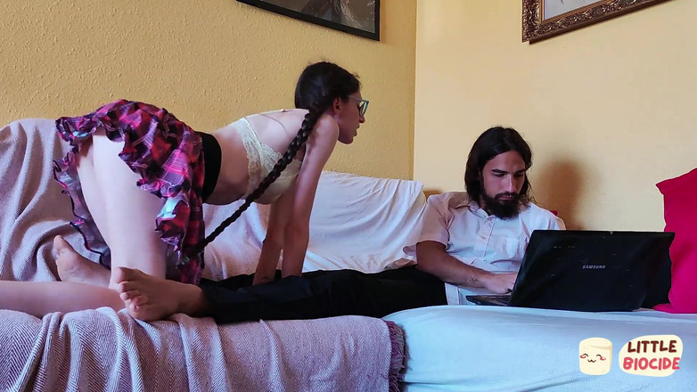 LittleBiocide: 爸爸你工作很多，我给你口交，在你工作的时候操你