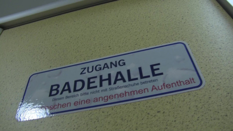 Popp Sylvie: Šukání v hotelových lázních.