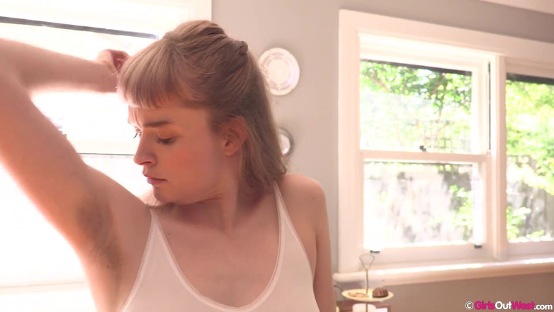 Girls Out West: สาวผอม Sondrine โดนเลียรักแร้ขนดกและหีโดย Laney นมใหญ่