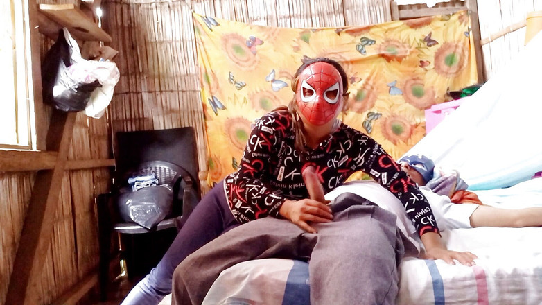 Martin13: 처음으로 섹스하지 않고 잠을 잘 수 없어, 의붓아빠가 내 보지를 먹어!! - 스페인 포르노.