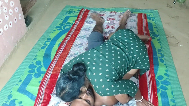 Raju Raju: インドの村風のポルノビデオを楽しんだ