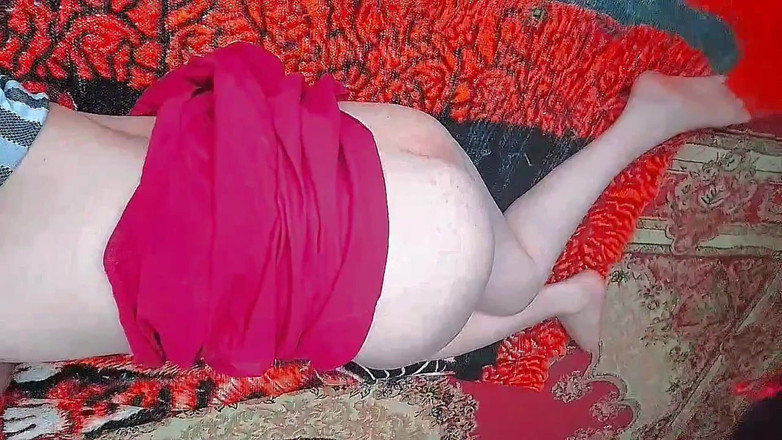 Kitty_Cross: 华丽的变性人美女微笑凝视镜子