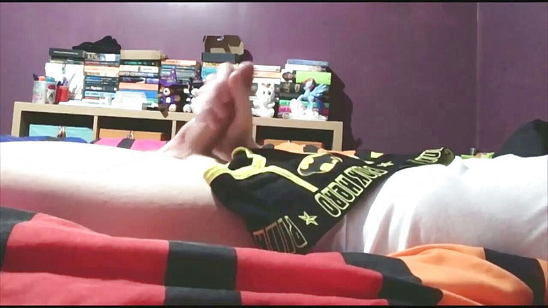 Gay Scottish twink Sammy Andrews: Sammy Andrews在黑色的超级英雄内衣上射精