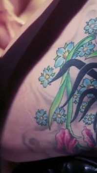 Un tatuaggio succoso su quel suo grosso culo era come un bersaglio anale