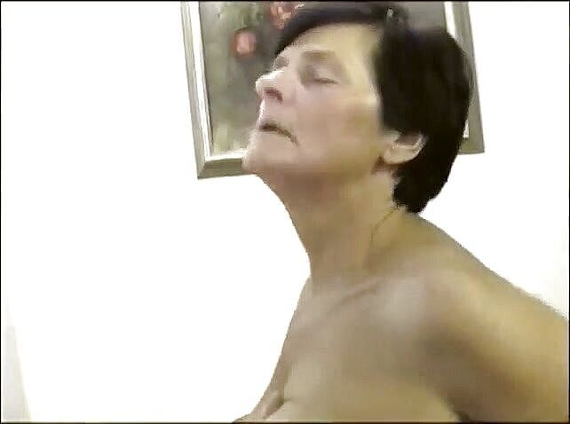 Mature Babes: Abspritzen für eine alte oma