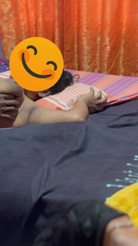 Aku lagi asik ngentot dan mainin toket besar ibu-ibu menyusuinya