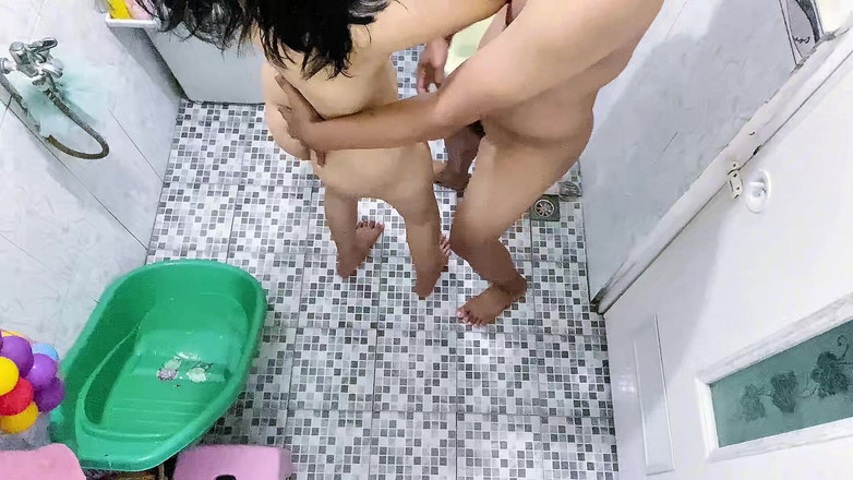 Bella Ivanka: Menonton jiran melancap di bilik air