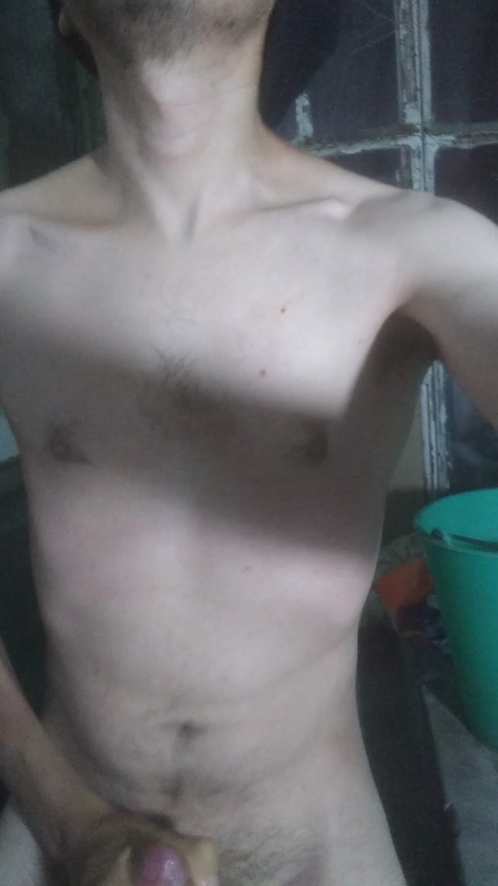 AlejandroFt: Estou me masturbando na lavanderia.