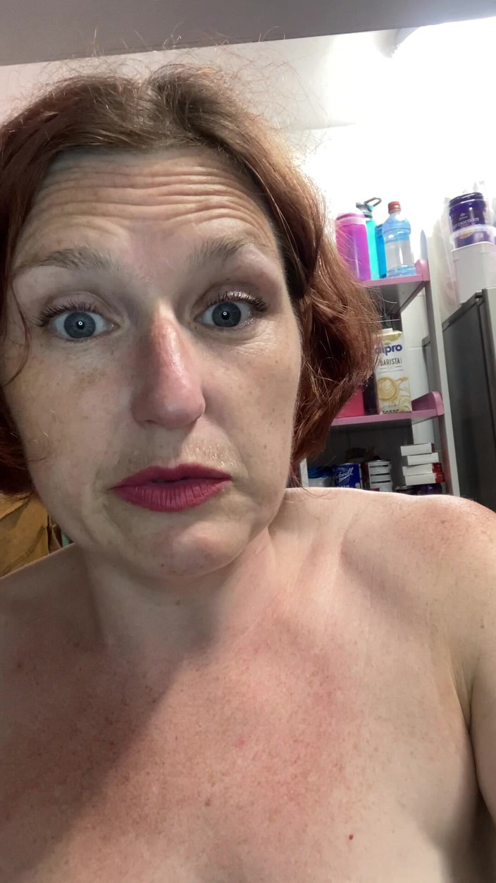 MistressWriggler: Naakt strippen om rechtopstaand te pissen na terugkeer van een...