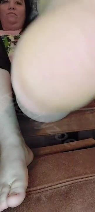 PlushyZoe: Message my tired Milf feet