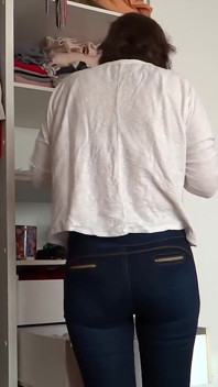 Nach dem urinieren zieht die stiefmutter eine sehr enge jeans an und enthüllt ihr höschen
