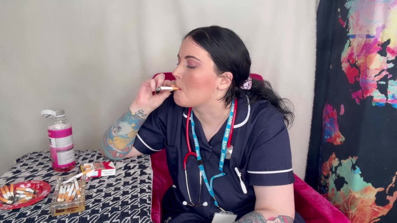 MissFFW: Une infirmière FFW fume plusieurs cigarettes en même temps