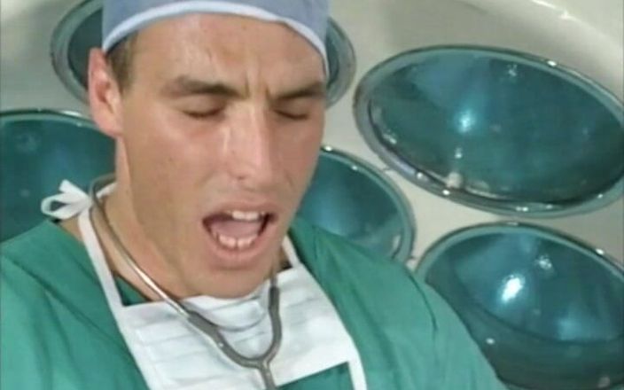 Magmafilm: Il dottore tratta due infermiere in ospedale