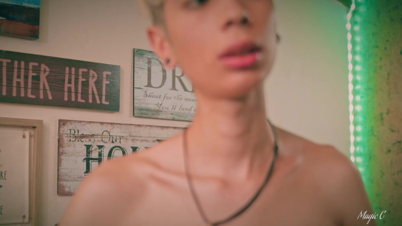 Magic C: हॉट दुबली ट्विंक मैजिक सी अपने बड़े ट्विंक लंड को मरोड़ते हुए बहुत सारा मोटा वीर्य और मस्ती भरी चूत का रस यहां निकालती है