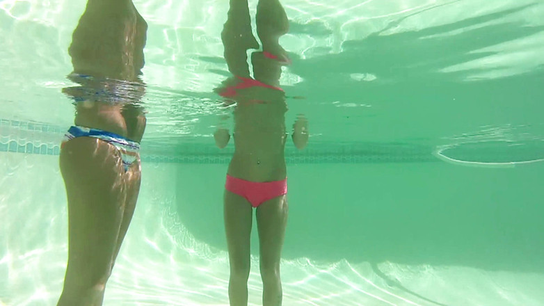 Leon Lambert Girls Twerk Parties CFNM: Slickar styvsystervännen under solen