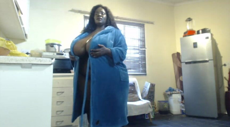 Legendary Booty Overdose: Cewek semok kulit hitam lagi asik masturbasi sambil goyangin pantat...