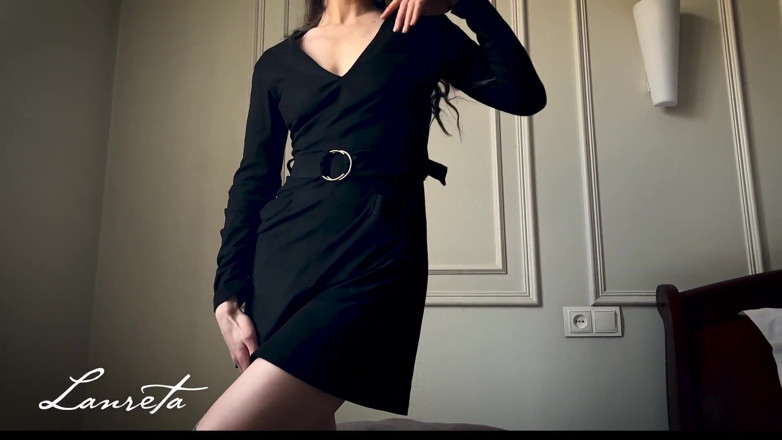 Lanreta: Loud and Elegant Peeing Under the Dress