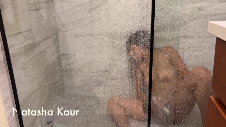 Natasha Kaur: POV: Você está me assistindo tomar banho e eu limpo...