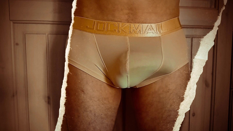 TheOldBigThing: 公共の場での禁止された接触。ライクラパンツの中に荷物を降ろすと、彼の道具がズキズキしている。