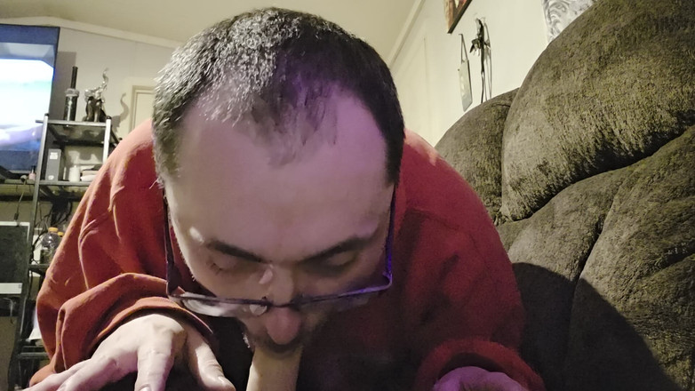 Little Donovan: Saya menghisap dildo saya