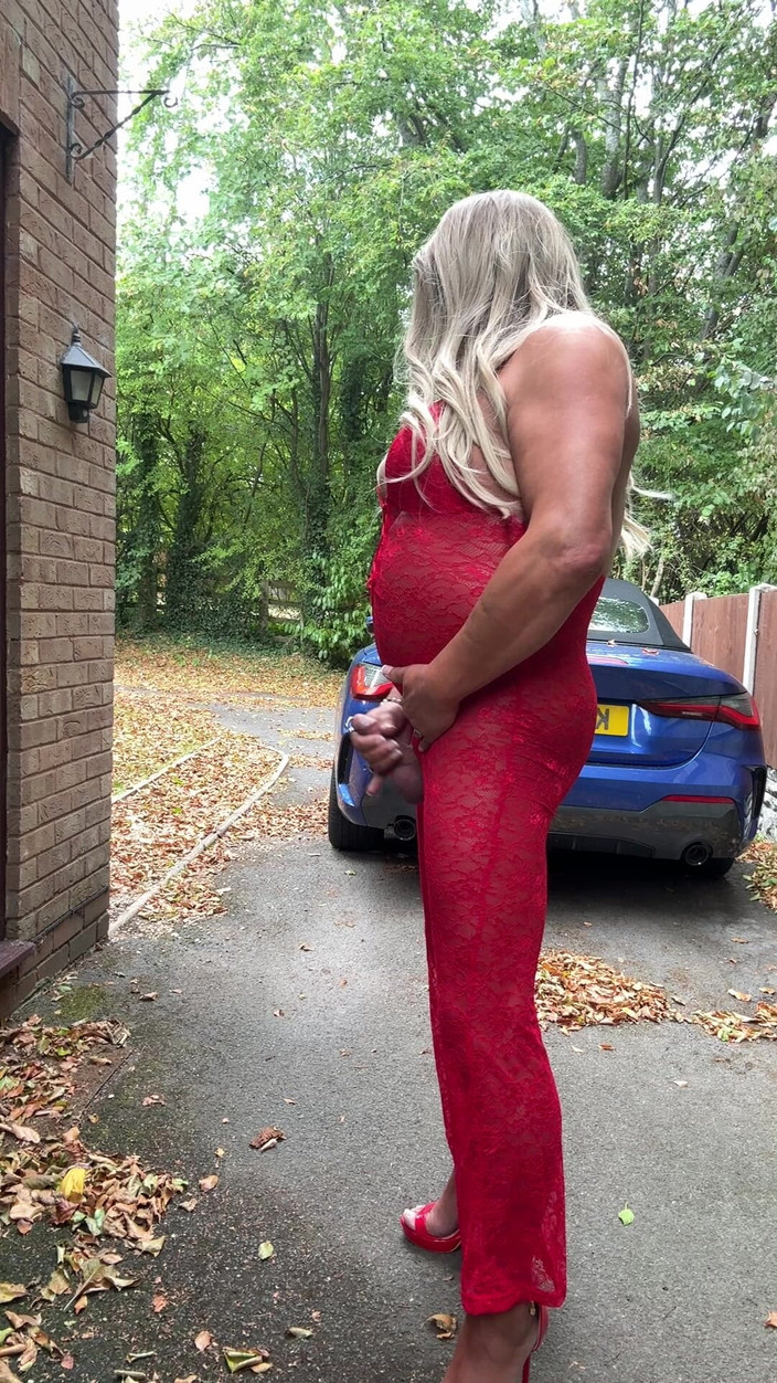 Kellycd2022: Sexy crossdresser Kellycd2022 em macacão vermelho sexy e salto alto