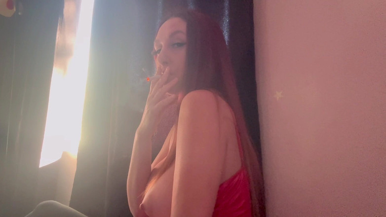 Artemisia Love: 이탈리아 거유 밀프 담배를 피우고 보짓물이 많은 젖탱이를 보여주는 발정난 Af 긴 젖탱이 새엄마