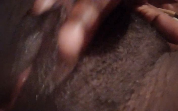 Super sexy ebony cuties: Wrijven Vingeren Mijn Harige Zwarte Poesje Verbazingwekkend Intens Orgasme