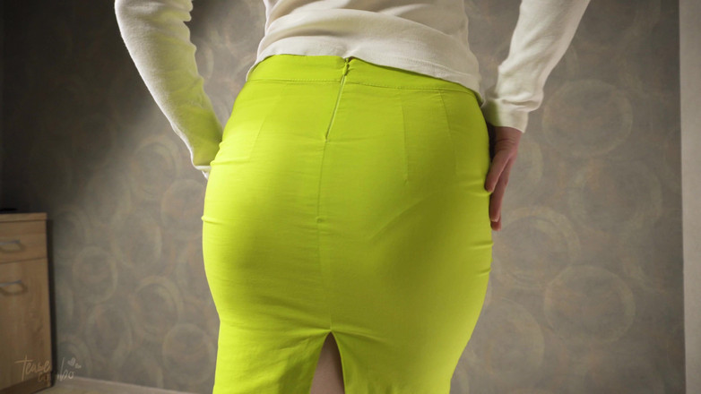 Teasecombo 4K: Tante seksi amatir dengan rok mini belakang yang ketat menggoda...