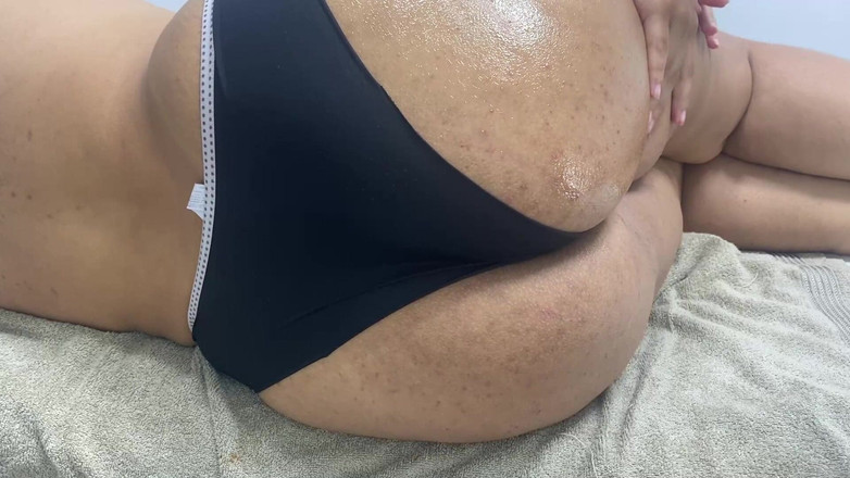 zendella usain: Thong hitamnya tidak muat dalam pantat besar itu