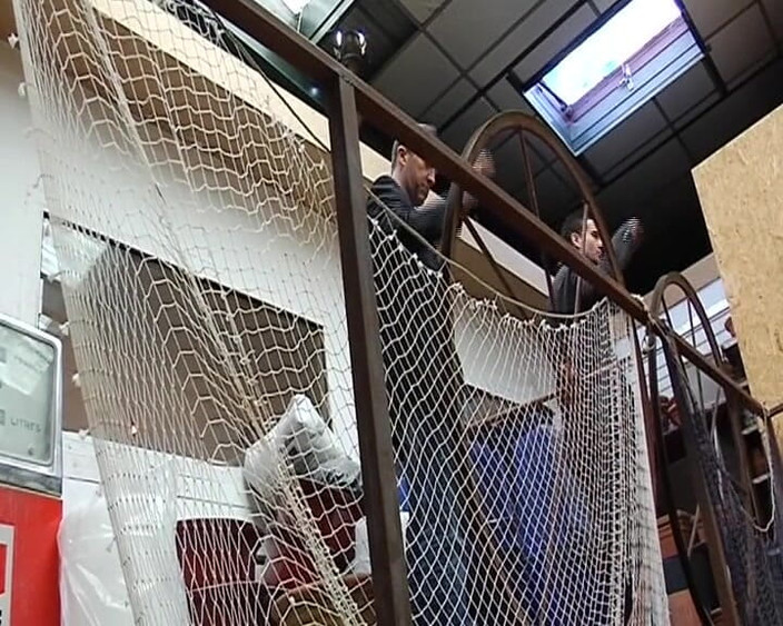 Videos Francaises: Soție franceză brunetă obraznică suge pula în back office